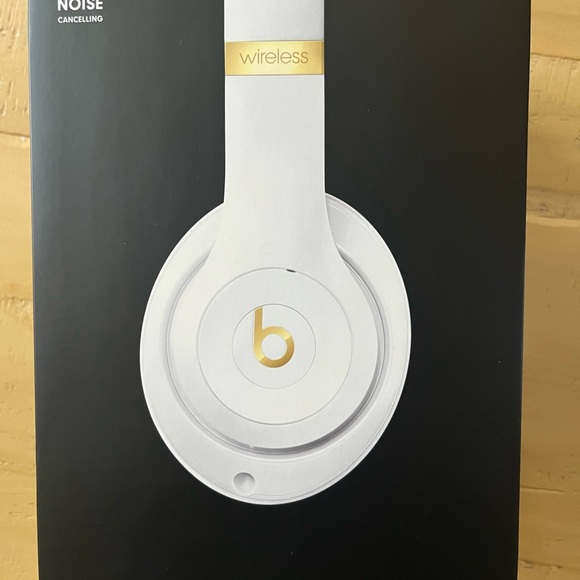 Beats Studio3 Wireless Noise Cancelling Over-Ear Headphones - Picture 4 of 10